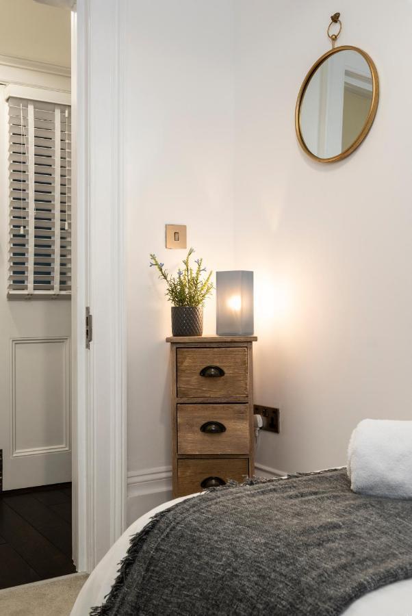 Georgian Luxury Style In Central Apartment *