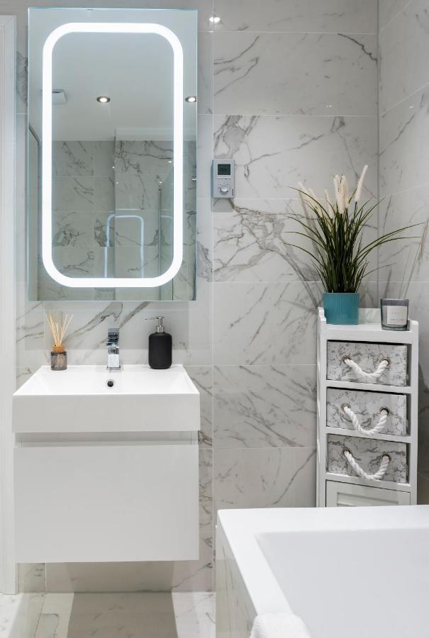Georgian Luxury Style In Central Apartment
