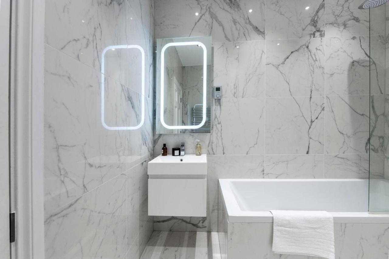Georgian Luxury Style In Central Apartment