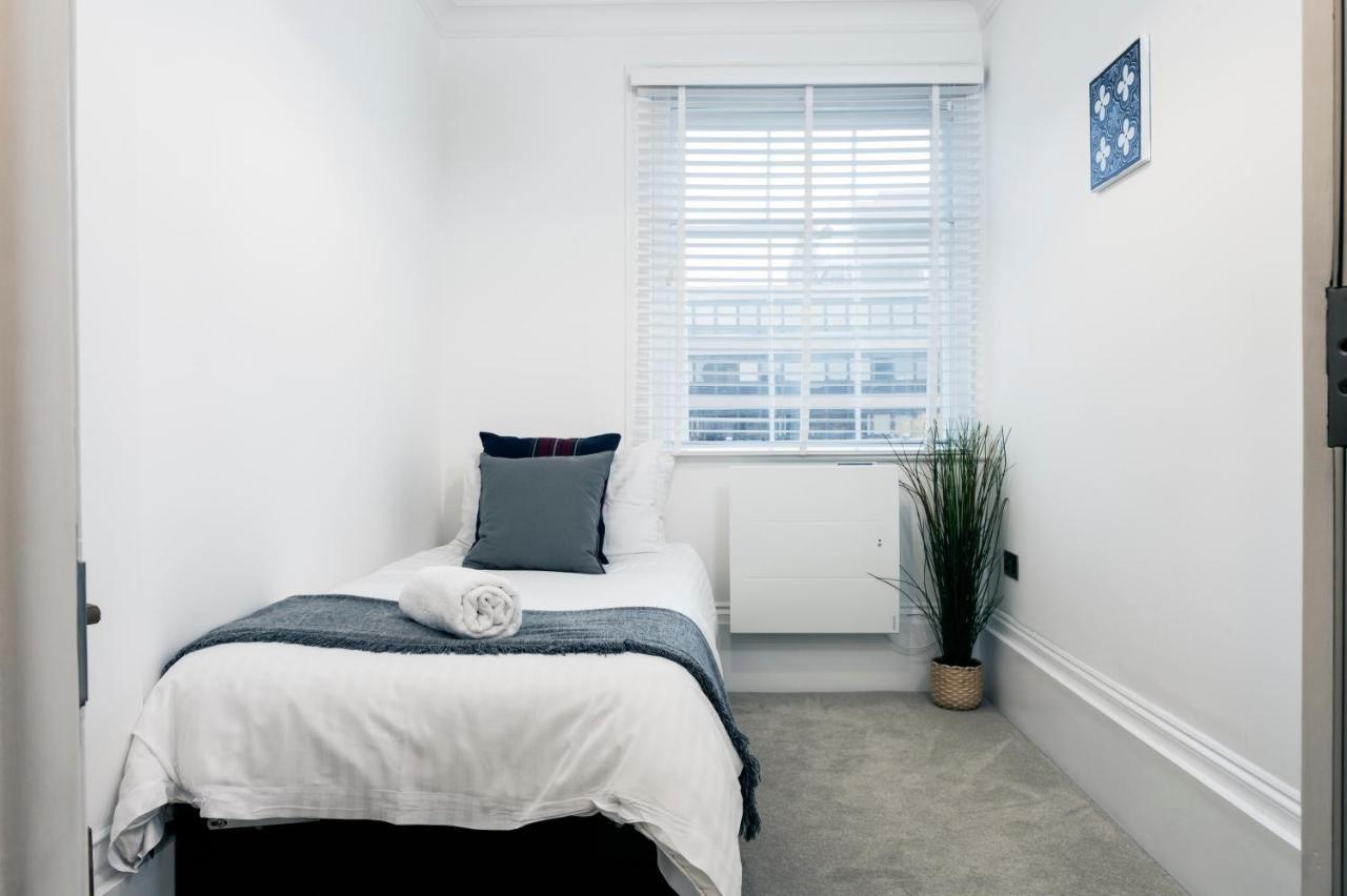 Georgian Luxury Style In Central Apartment *