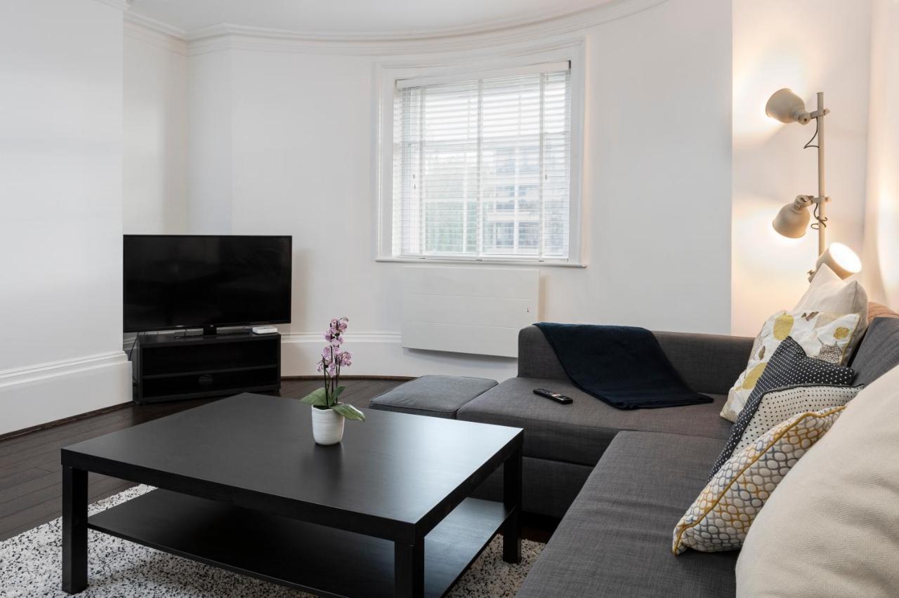 Georgian Luxury Style In Central Apartment