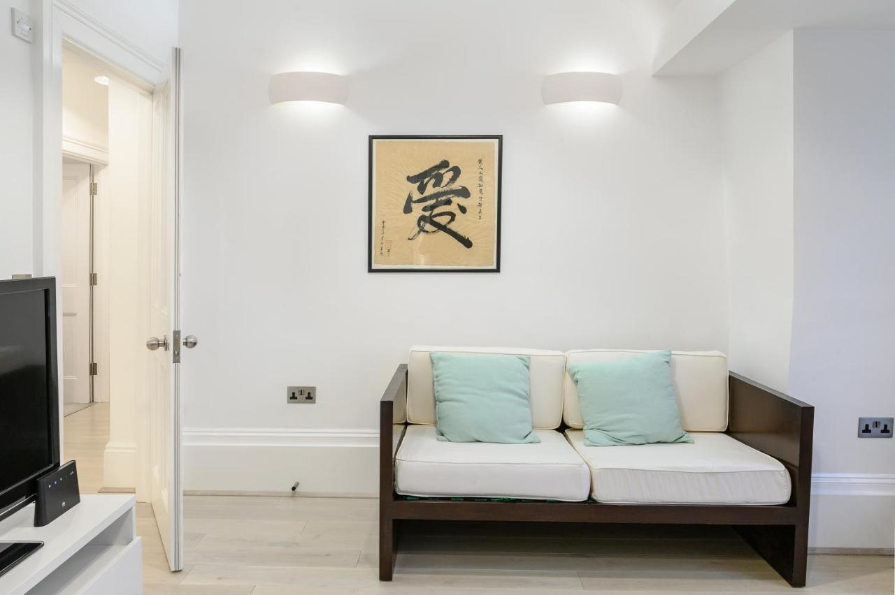 Georgian Luxury Style In Central Apartment *